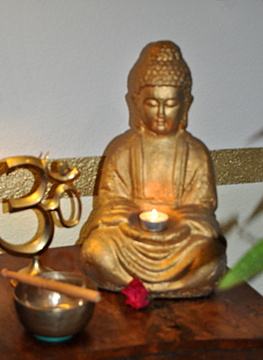 Buddha mit Kerze, Foto: Ulrike Askari